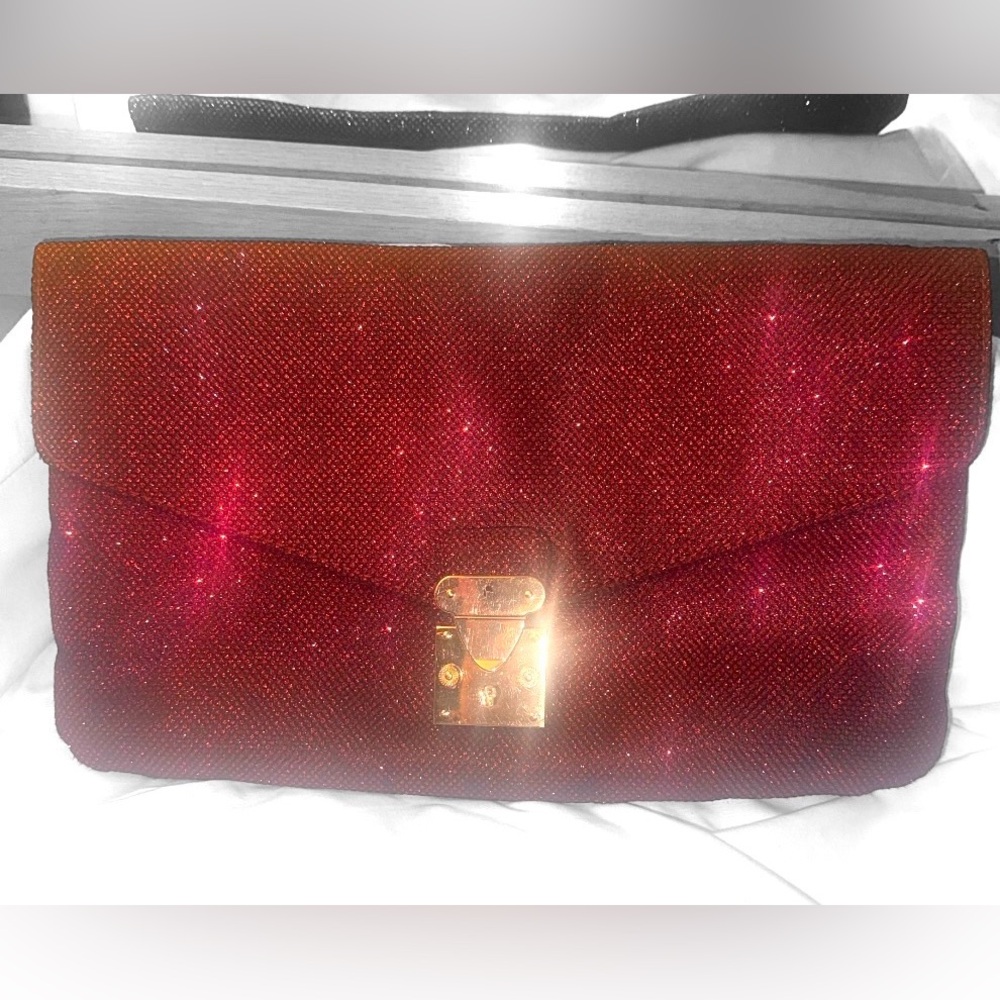 SUPER HAWT HOT PINK CLUTCH!!